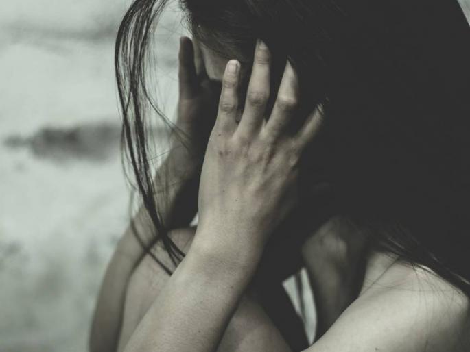 Rape of wife by using caste abuse Crime against both, threat to kill husband if told | जातीवाचक शिवीगाळ करुन पत्नीचा विनयभंग; दोघांविरुद्ध गुन्हा, नवऱ्याला सांगितल्यास ठार मारण्याची धमकी Rape of wife by using caste abuse Crime against both, threat to kill husband if told | जातीवाचक शिवीगाळ करुन पत्नीचा विनयभंग; दोघांविरुद्ध गुन्हा, नवऱ्याला सांगितल्यास ठार मारण्याची धमकी