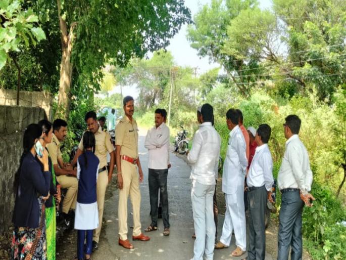 Chili powder thrown in the eyes of a school girl in Ambegaon taluka A climate of fear among parents | आंबेगाव तालुक्यात शालेय विद्यार्थिनीच्या डोळ्यात टाकली मिरची पावडर; पालकांमध्ये भीतीचे वातावरण Chili powder thrown in the eyes of a school girl in Ambegaon taluka A climate of fear among parents | आंबेगाव तालुक्यात शालेय विद्यार्थिनीच्या डोळ्यात टाकली मिरची पावडर; पालकांमध्ये भीतीचे वातावरण