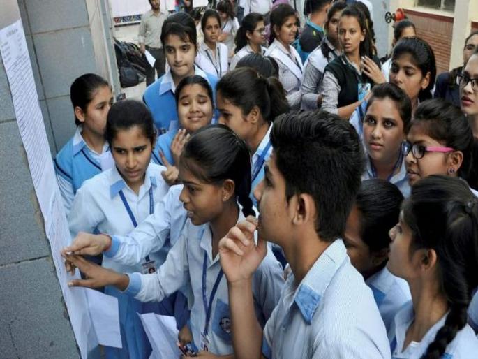 During Corona period, 13 lakh students passed without taking the exam | काय सांगता? १३ लाख विद्यार्थ्यांना पावला कोरोना; परीक्षा न देताच झाले पास
