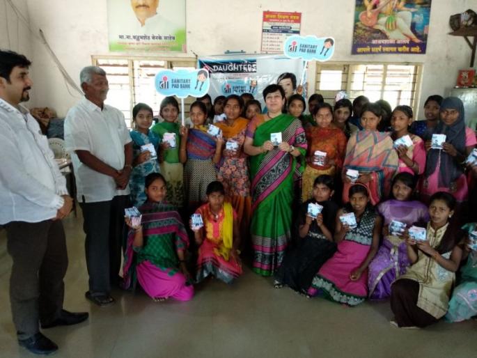 .... and tribal people come out of the ashshalala girl's face smiles! | ....आणि आदिवासी आश्रमशाळेच्या मुलींच्या चेहऱ्यावर फुलले हसू !