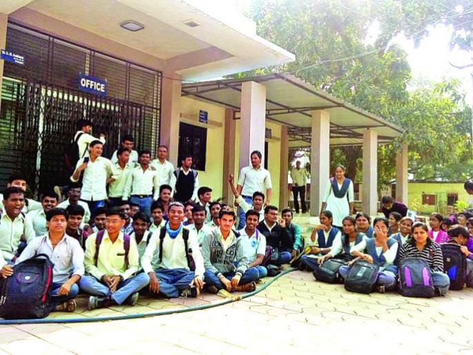 Jijamata College staged protest movement | बुलडाण्यातील जिजामाता महाविद्यालयात विद्यार्थ्यांचे ठिय्या आंदोलन! Jijamata College staged protest movement | बुलडाण्यातील जिजामाता महाविद्यालयात विद्यार्थ्यांचे ठिय्या आंदोलन!