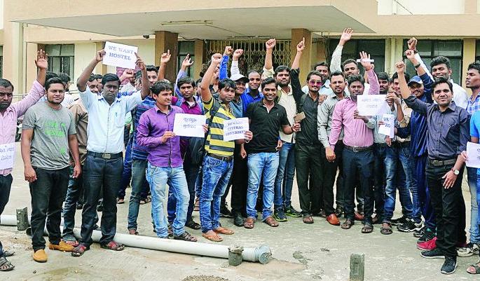 For the demand of the hostel, lock the campus | वसतिगृहाच्या मागणीसाठी ‘कॅम्पस’ला ठोकले टाळे For the demand of the hostel, lock the campus | वसतिगृहाच्या मागणीसाठी ‘कॅम्पस’ला ठोकले टाळे