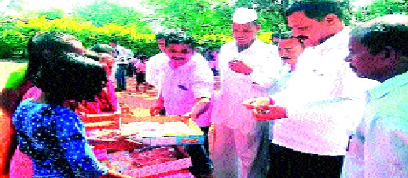  Turnover of 50,000 students in the market of students: The school in sherichiwadi | विद्यार्थ्यांच्या बाजारपेठेत ५० हजारांची उलाढाल : शेरेचीवाडीतील शाळा