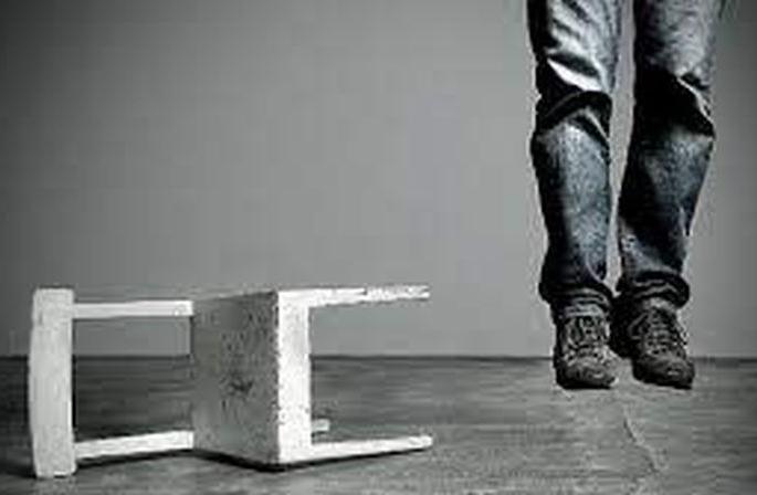 Student commits suicide by not taking mobile | मोबाइल घेऊन न दिल्याने विद्यार्थ्याची आत्महत्या