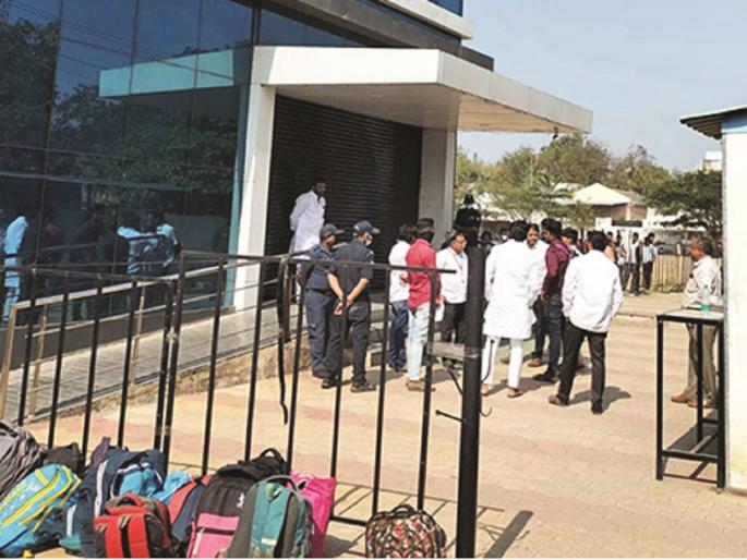 Importance of time...! Reached when the exam gate was closed and missed the exam opportunity | वेळेचे महत्व...! परीक्षा केंद्राचे गेट लगेच बंद; अनेक विद्यार्थ्यांची परीक्षेची संधी हुकली Importance of time...! Reached when the exam gate was closed and missed the exam opportunity | वेळेचे महत्व...! परीक्षा केंद्राचे गेट लगेच बंद; अनेक विद्यार्थ्यांची परीक्षेची संधी हुकली