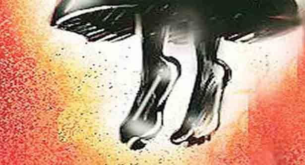 Written by 'cut' on the hand, the student committed suicide by hanging | हातावर ‘कट’ लिहून विद्यार्थिनीने घेतला गळफास Written by 'cut' on the hand, the student committed suicide by hanging | हातावर ‘कट’ लिहून विद्यार्थिनीने घेतला गळफास