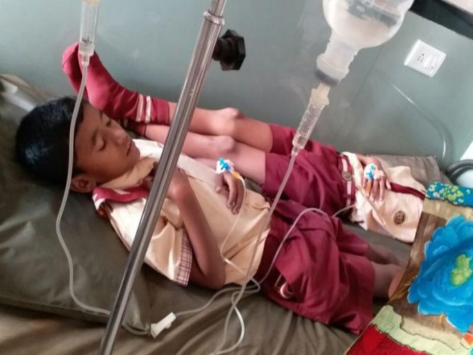 Due to the bad condition of the students in the school, Khichadi is eaten | मुंबईः पालिका शाळेत खिचडी खाऊन 32 विद्यार्थ्यांना विषबाधा Due to the bad condition of the students in the school, Khichadi is eaten | मुंबईः पालिका शाळेत खिचडी खाऊन 32 विद्यार्थ्यांना विषबाधा