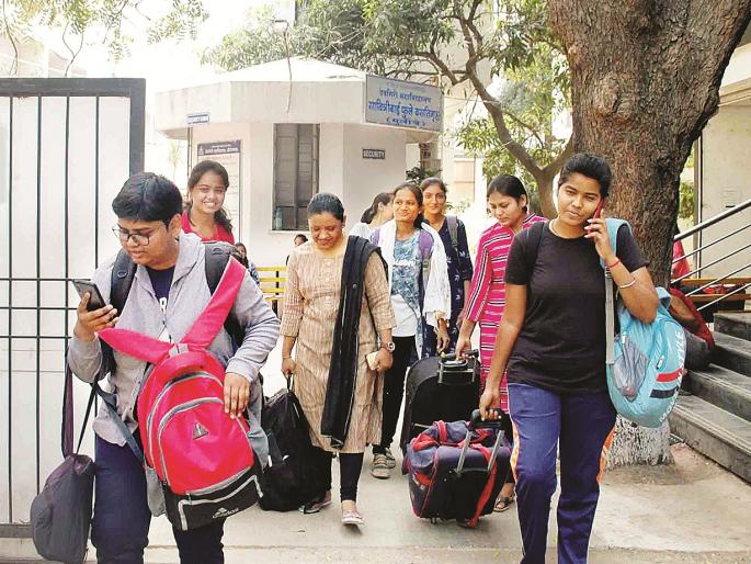 coronavirus fears; Students from the city hostels headed to the village | coronavirus कोरोनाची भीती; शहरातील वसतिगृहांतील विद्यार्थी निघाले गावाकडे