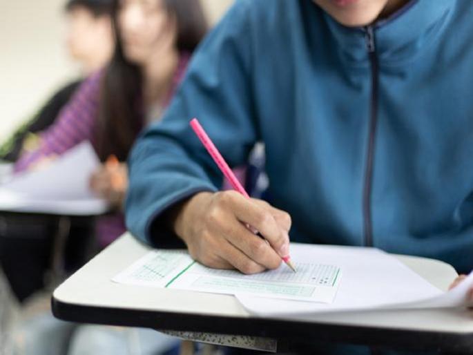 Eleventh grade students denied admission due to lack of consent letter parent students aggressive | संमती पत्राअभावी अकरावीच्या विद्यार्थ्यांचे प्रवेश रद्द, पालक विद्यार्थी आक्रमक Eleventh grade students denied admission due to lack of consent letter parent students aggressive | संमती पत्राअभावी अकरावीच्या विद्यार्थ्यांचे प्रवेश रद्द, पालक विद्यार्थी आक्रमक