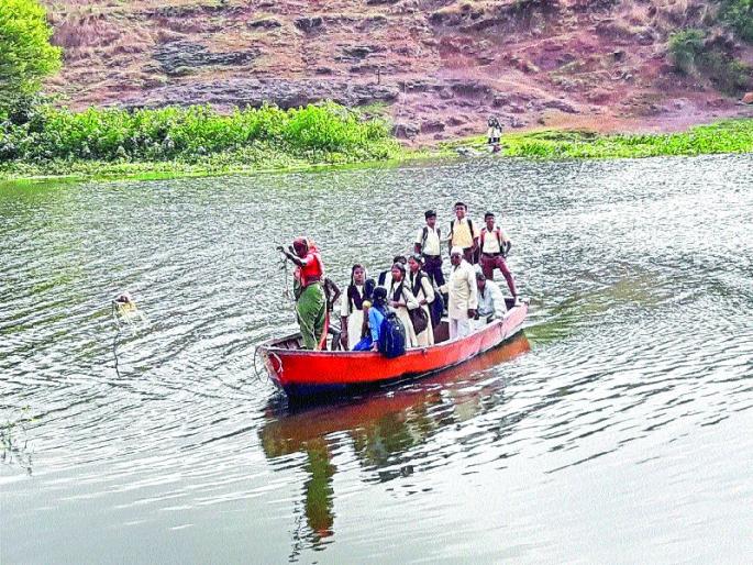 Dangerous travel by students from the boat | विद्यार्थ्यांचा होडीतून धोकादायक प्रवास , पहिल्या दिवसापासूनच शाळेसाठी कसरत Dangerous travel by students from the boat | विद्यार्थ्यांचा होडीतून धोकादायक प्रवास , पहिल्या दिवसापासूनच शाळेसाठी कसरत