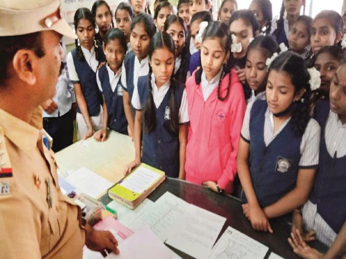 Students' 'Study Hour' at Police Station; Learned procedures | विद्यार्थ्यांचा पोलिस ठाण्यात ‘अभ्यासाचा तास’; जाणून घेतली कार्यपद्धती Students' 'Study Hour' at Police Station; Learned procedures | विद्यार्थ्यांचा पोलिस ठाण्यात ‘अभ्यासाचा तास’; जाणून घेतली कार्यपद्धती