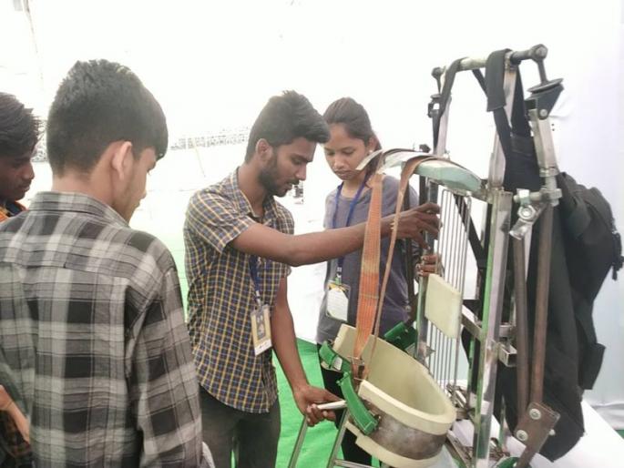 'Flower Body Exo Skeleton' developed by students to lift weight | वजन उचलण्यासाठी विद्यार्थ्यांनी विकसित केले ‘फूल बॉडी एक्सो स्केलेटन’ 'Flower Body Exo Skeleton' developed by students to lift weight | वजन उचलण्यासाठी विद्यार्थ्यांनी विकसित केले ‘फूल बॉडी एक्सो स्केलेटन’