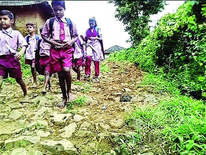The students' walkway is due to lack of roads | रस्त्याअभावी विद्यार्थ्यांची पायपीट