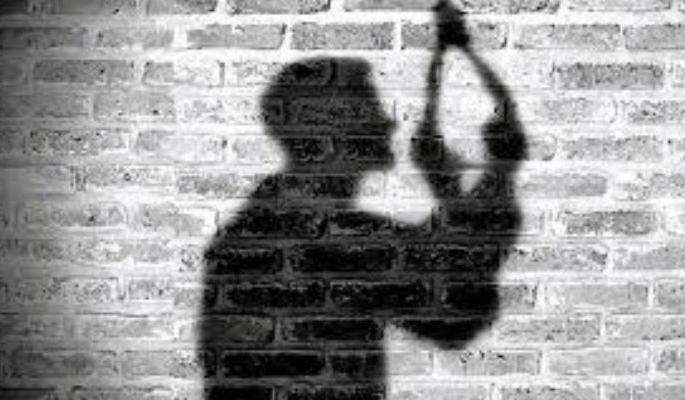 Twelfth standared student commits suicide for Mobile craze | बारावीच्या विद्यार्थ्याची आत्महत्या : मोबाइलचे वेड नडले Twelfth standared student commits suicide for Mobile craze | बारावीच्या विद्यार्थ्याची आत्महत्या : मोबाइलचे वेड नडले