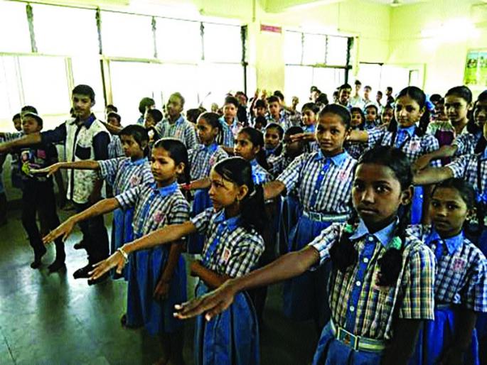 Student deprived of uniform; Municipal corporation's depression hit | विद्यार्थी गणवेशापासून वंचित; महापालिकेच्या उदासीनतेचा फटका Student deprived of uniform; Municipal corporation's depression hit | विद्यार्थी गणवेशापासून वंचित; महापालिकेच्या उदासीनतेचा फटका