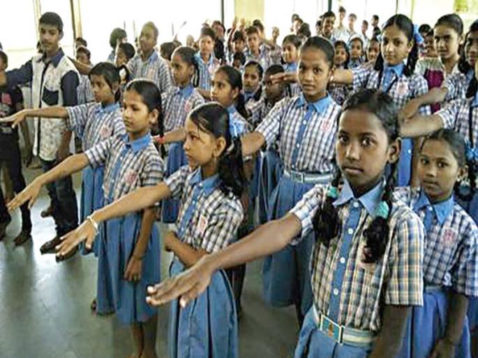 Students will get uniform uniform! | अखेर पालिका विद्यार्थ्यांना गणवेश मिळणार! Students will get uniform uniform! | अखेर पालिका विद्यार्थ्यांना गणवेश मिळणार!