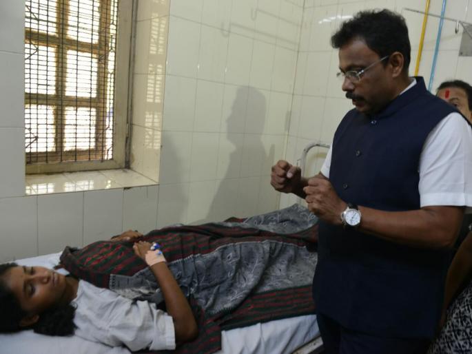 Student of Kolhapur went to the KEM and visited Vinod Tawwardeni | कोल्हापूरच्या त्या विद्यार्थींनीची विनोद तावडेंनी केईएममध्ये जाऊन घेतली भेट Student of Kolhapur went to the KEM and visited Vinod Tawwardeni | कोल्हापूरच्या त्या विद्यार्थींनीची विनोद तावडेंनी केईएममध्ये जाऊन घेतली भेट