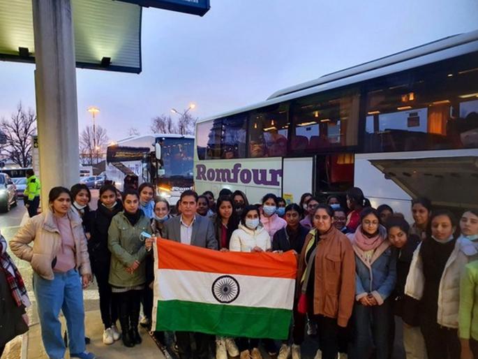 russia ukraine conflict tricolor flag of india in the hands of pakistani students | Russia-Ukraine Conflict: पाकिस्तानी विद्यार्थ्यांच्या हाती चक्क भारताचा तिरंगा ध्वज! रुमानिया विमानतळावर दूतावासाची मदत russia ukraine conflict tricolor flag of india in the hands of pakistani students | Russia-Ukraine Conflict: पाकिस्तानी विद्यार्थ्यांच्या हाती चक्क भारताचा तिरंगा ध्वज! रुमानिया विमानतळावर दूतावासाची मदत