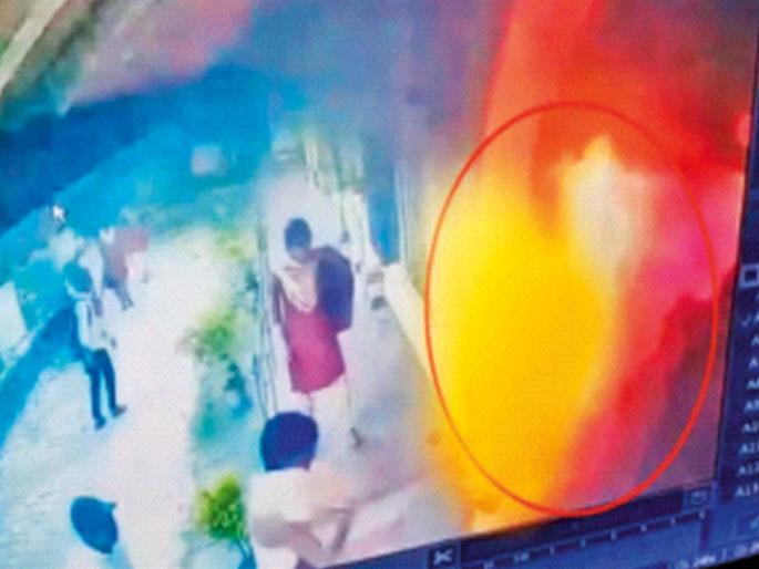 Sexual harassment by teacher, student sets herself on fire | शिक्षकाकडून लैंगिक छळ, विद्यार्थिनीने स्वत:ला पेटवले Sexual harassment by teacher, student sets herself on fire | शिक्षकाकडून लैंगिक छळ, विद्यार्थिनीने स्वत:ला पेटवले