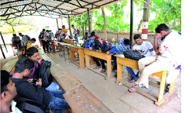 Examination in face; College closed for 10 days on Prof. Stamp: The curriculum of many colleges is incomplete | परीक्षा तोंडावर; प्राध्यापक संपावर १० दिवसांपासून कॉलेज बंद : अनेक महाविद्यालयांचे अभ्यासक्रम अपूर्ण Examination in face; College closed for 10 days on Prof. Stamp: The curriculum of many colleges is incomplete | परीक्षा तोंडावर; प्राध्यापक संपावर १० दिवसांपासून कॉलेज बंद : अनेक महाविद्यालयांचे अभ्यासक्रम अपूर्ण