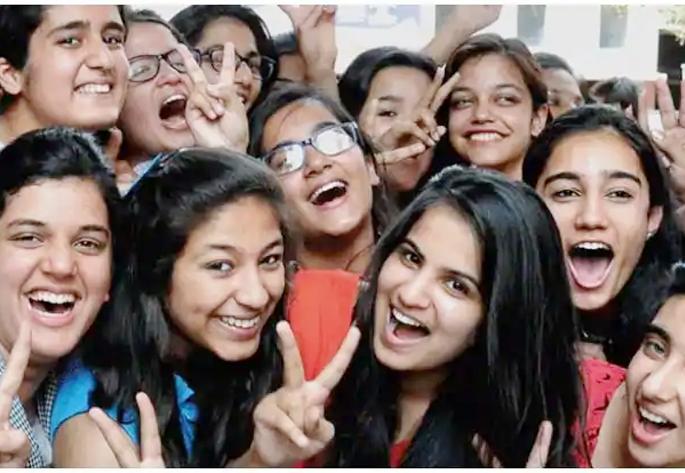 Parents with students from Solapur looking at the 11th admission process | अकरावी प्रवेश प्रक्रियेकडे सोलापुरातील विद्यार्थ्यांसह पालकांच्या नजरा