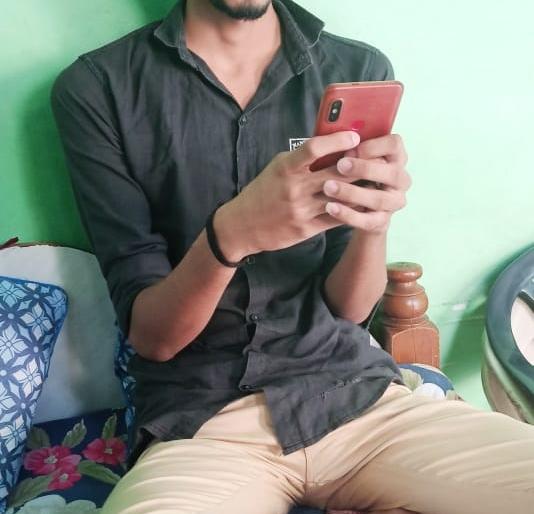 The students sat for the exam sitting on the roof | चौकातला कट्टा, छतावर बसून विद्यार्थ्यांनी दिली परीक्षा