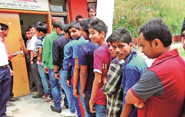 'GST' increased the 'Commerce' percentage! Picture of the District: 1200 students without admission; Need for extra pieces | ‘जीएसटी’ने वाढवला ‘वाणिज्य’चा टक्का! जिल्ह्यातील चित्र : १२०० विद्यार्थी प्रवेशाविना; वाढीव तुकड्यांची आवश्यकता