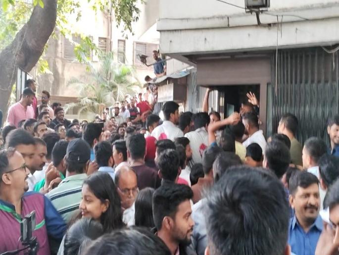 Harassment by MPSC students in the guidance program in Pune | पुण्यात मार्गदर्शन कार्यक्रमात MPSC करणाऱ्या विद्यार्थ्यांची हुल्लडबाजी Harassment by MPSC students in the guidance program in Pune | पुण्यात मार्गदर्शन कार्यक्रमात MPSC करणाऱ्या विद्यार्थ्यांची हुल्लडबाजी
