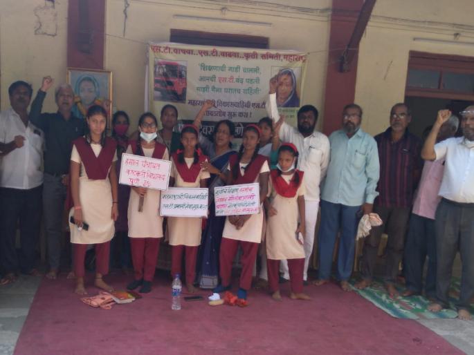 Our education stopped because ST was closed Complaint of school children agitation in Mumbai | ST Strike: एसटी बंद असल्यानं आमचं शिक्षण थांबलं; शाळकरी मुलांची तक्रार, मुंबईत धरणे आंदोलन