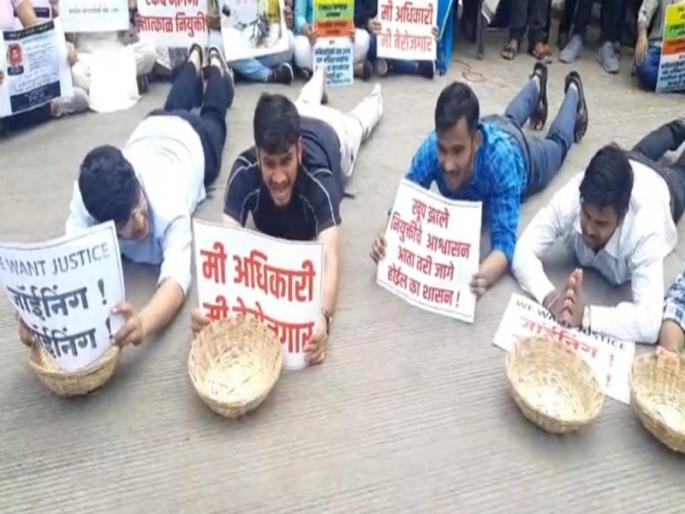 Let the joining be early this year MPSC students protest in Pune | Video: "जय गोविंदा नियुक्ती होईल का यंदा", पुण्यात MPSC विद्यार्थ्यांचे भीक मागो आंदोलन