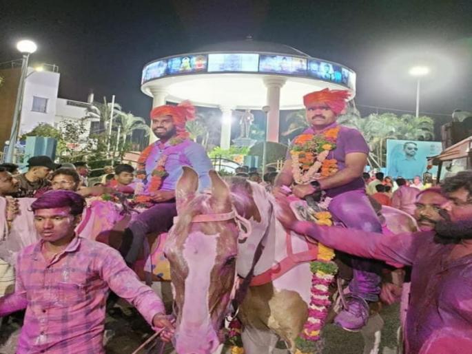 the children of the laborers became police sub inspector baramati citizens took out a procession directly on horseback | Police Sub Inspector: मजुरांची मुलं झाली फौजदार; बारामतीकरांनी काढली थेट घोड्यावरुन मिरवणुक