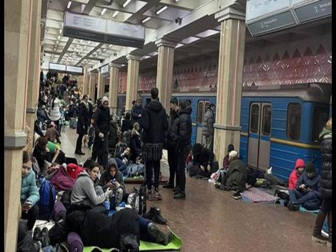 Russia Ukraine Crisis Hundreds of students take refuge in metro stations Huge obstacles for Indians to go to Romania Poland | Russia Ukraine Crisis : शेकडो विद्यार्थी मेट्रो स्टेशनमध्ये आश्रयाला; रोमानिया, पोलंडकडे जाण्यात भारतीयांना प्रचंड अडथळे Russia Ukraine Crisis Hundreds of students take refuge in metro stations Huge obstacles for Indians to go to Romania Poland | Russia Ukraine Crisis : शेकडो विद्यार्थी मेट्रो स्टेशनमध्ये आश्रयाला; रोमानिया, पोलंडकडे जाण्यात भारतीयांना प्रचंड अडथळे