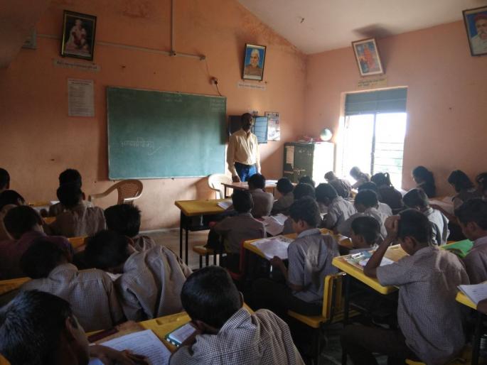Schools, colleges, students gulpajali | शाळा, महाविद्यालये विद्यार्थ्यांनी गजबजली Schools, colleges, students gulpajali | शाळा, महाविद्यालये विद्यार्थ्यांनी गजबजली