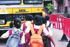 School children in danger due to uncontrolled vehicles in Washim city! | वाशिम शहरातील अनियंत्रित वाहनांमुळे शालेय विद्यार्थ्यांचा जीव धोक्यात!