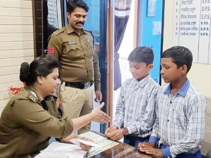 two students showed honesty when they found scattered notes worth thousands of rupees in khargone | कौतुकास्पद! चिमुकल्यांना रस्त्यावर सापडल्या हजारो रुपयांच्या नोटा; जमा केल्या अन्... two students showed honesty when they found scattered notes worth thousands of rupees in khargone | कौतुकास्पद! चिमुकल्यांना रस्त्यावर सापडल्या हजारो रुपयांच्या नोटा; जमा केल्या अन्...