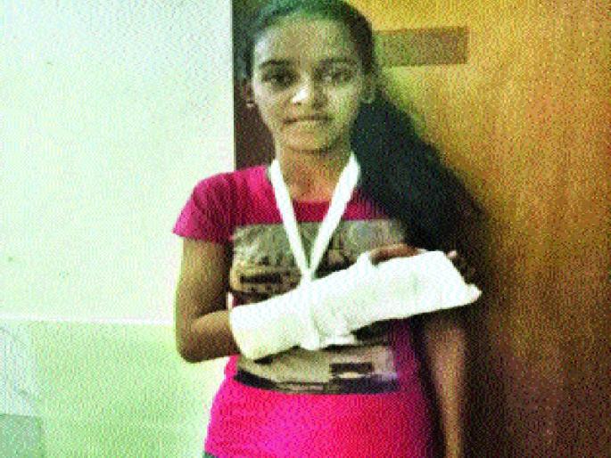 Vidhyapitha female teacher suffocated by defeating the same! Type of school in Borivali | वही हरविल्याने विद्यार्थिनीला शिक्षिकेकडून बेदम मारहाण! बोरीवलीच्या शाळेमधील प्रकार Vidhyapitha female teacher suffocated by defeating the same! Type of school in Borivali | वही हरविल्याने विद्यार्थिनीला शिक्षिकेकडून बेदम मारहाण! बोरीवलीच्या शाळेमधील प्रकार