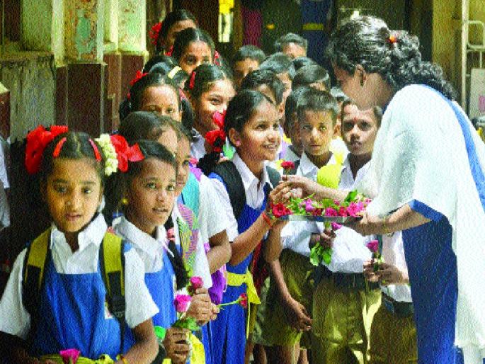 Starting school; Where are the flowers, where Mikey Mouse welcomes children! | शाळा सुरू; कुठे फुले देऊन, तर कुठे मिकी माउसकडून मुलांचे स्वागत...! Starting school; Where are the flowers, where Mikey Mouse welcomes children! | शाळा सुरू; कुठे फुले देऊन, तर कुठे मिकी माउसकडून मुलांचे स्वागत...!