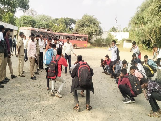 There was an increase in students' truancy in the bus, the teachers reached the bus stand and punish them | बसमध्ये विद्यार्थ्यांची टवाळकी वाढली, शिक्षकांनी बसस्थानक गाठून काढायला लावल्या उठबशा There was an increase in students' truancy in the bus, the teachers reached the bus stand and punish them | बसमध्ये विद्यार्थ्यांची टवाळकी वाढली, शिक्षकांनी बसस्थानक गाठून काढायला लावल्या उठबशा