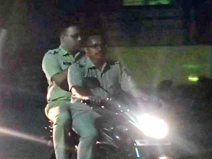 Superintendent of Police inspected the procession route at Aurad Shahajani on a two-wheeler | औराद शहाजानी येथे मिरवणूक मार्गाची पोलीस अधीक्षकांनी केली दुचाकीवरुन पाहणी Superintendent of Police inspected the procession route at Aurad Shahajani on a two-wheeler | औराद शहाजानी येथे मिरवणूक मार्गाची पोलीस अधीक्षकांनी केली दुचाकीवरुन पाहणी