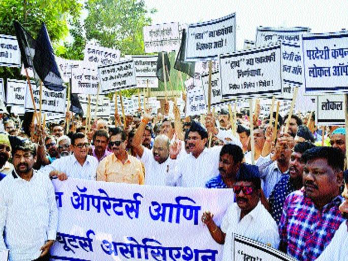 Cable commercial landing on the street against the TRAI rules | ट्रायच्या नियमावलीविरोधात केबल व्यावसायिक उतरले रस्त्यावर Cable commercial landing on the street against the TRAI rules | ट्रायच्या नियमावलीविरोधात केबल व्यावसायिक उतरले रस्त्यावर