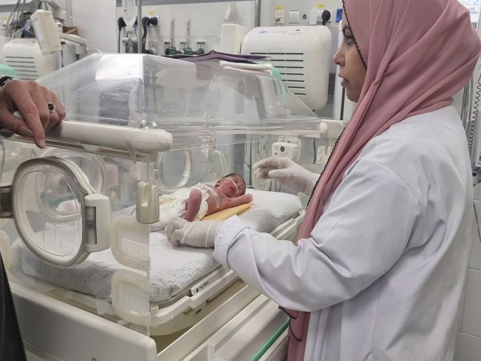 A live baby from a dead mother's womb in Israel Hamas battlefield! The entire family was killed in the attack | युद्धभूमीत मृत आईच्या पोटातून जिवंत बाळ! अख्खं कुटुंब हल्ल्यात ठार झालं