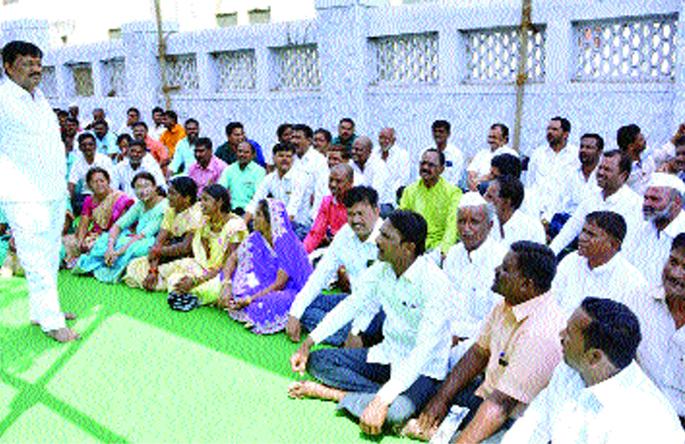 In Madha constituency say, fight Bapu .. 'South'wale say,' Jas let na na bapu ' | माढा मतदारसंघात म्हणे, लढ बापू.. ‘दक्षिण’वाले म्हणे, ‘जाऊ द्या ना बापू’ In Madha constituency say, fight Bapu .. 'South'wale say,' Jas let na na bapu ' | माढा मतदारसंघात म्हणे, लढ बापू.. ‘दक्षिण’वाले म्हणे, ‘जाऊ द्या ना बापू’