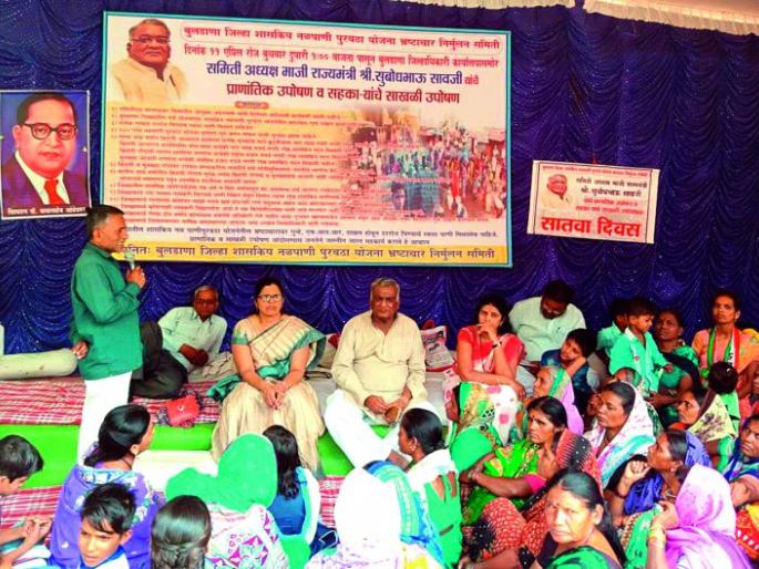 Hundreds of women cry for water; sevent day of Subodh Savji's fasting! | शेकडो महिलांचा पाण्यासाठी आक्रोश; सुबोध सावजींच्या उपोषण मंडपाला भेट!