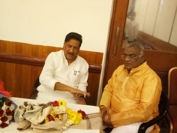 Former Chief Minister Prithviraj Chavan and Subodh Sawaji discussions in Aurangabad | माजी मुख्यमंत्री पृथ्वीराज चव्हाण व सुबोध सावजी यांची औरंगाबादेत चर्चा Former Chief Minister Prithviraj Chavan and Subodh Sawaji discussions in Aurangabad | माजी मुख्यमंत्री पृथ्वीराज चव्हाण व सुबोध सावजी यांची औरंगाबादेत चर्चा