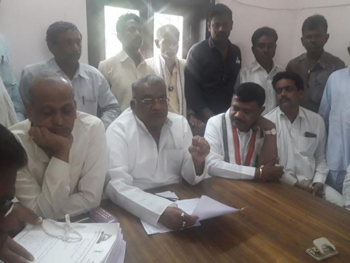 Giving a representation of 10 thousand sign memorandum to collector | आरक्षणासाठी १० हजार रक्तांच्या सह्यांचे निवेदन जिल्हाधिकाऱ्यांना दिले Giving a representation of 10 thousand sign memorandum to collector | आरक्षणासाठी १० हजार रक्तांच्या सह्यांचे निवेदन जिल्हाधिकाऱ्यांना दिले