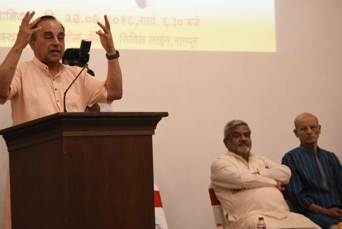 Subramaniam Swamy says, the Congress leader under pressure due to Dawood's 'blackmail' | सुब्रमण्यम् स्वामी म्हणतात, दाऊदच्या ‘ब्लॅकमेलिंग’मुळे काँग्रेस नेते दबावात Subramaniam Swamy says, the Congress leader under pressure due to Dawood's 'blackmail' | सुब्रमण्यम् स्वामी म्हणतात, दाऊदच्या ‘ब्लॅकमेलिंग’मुळे काँग्रेस नेते दबावात