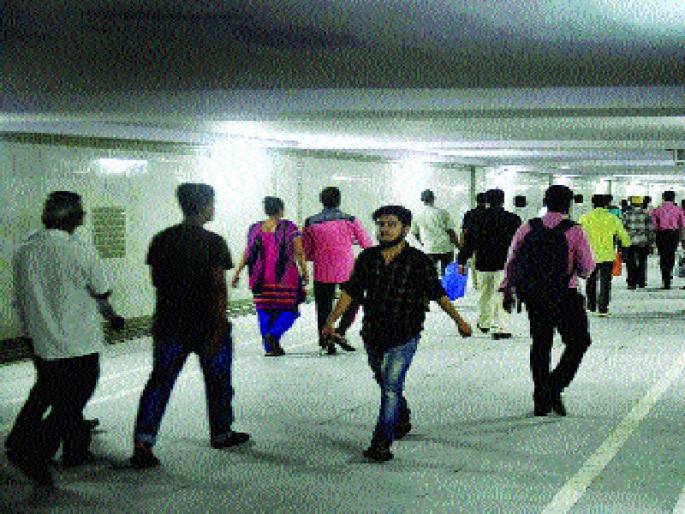 After 15 years, the subway was open, the way to connect east and west | तब्बल पंधरा वर्षांनी भुयारी मार्ग झाला खुला, पूर्व आणि पश्चिम जोडणारा मार्ग