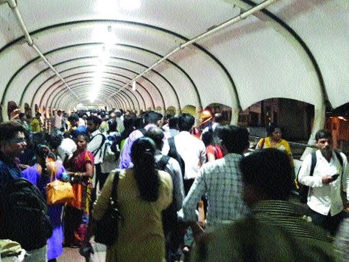 When will the skywalk market rise? | स्कायवॉकवरील बाजार उठणार कधी? When will the skywalk market rise? | स्कायवॉकवरील बाजार उठणार कधी?