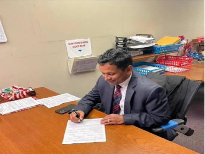 success story india son surendran k patel became a judge in america | कडक सॅल्युट ! भारतीय तरुण अमेरिकेत झाला जज, घर खर्चासाठी एकेकाळी विडीही बनवायचा success story india son surendran k patel became a judge in america | कडक सॅल्युट ! भारतीय तरुण अमेरिकेत झाला जज, घर खर्चासाठी एकेकाळी विडीही बनवायचा