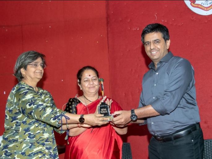 On the previous eve of Savarkar Jayanti, Sumedha Chithde asked donation for Indian soldiers! | सावरकर जयंतीच्या पूर्वसंध्येला सेवाव्रती सुमेधा चिथडे यांनी भारतीय सैनिकांसाठी मागितली पावन भिक्षा! On the previous eve of Savarkar Jayanti, Sumedha Chithde asked donation for Indian soldiers! | सावरकर जयंतीच्या पूर्वसंध्येला सेवाव्रती सुमेधा चिथडे यांनी भारतीय सैनिकांसाठी मागितली पावन भिक्षा!